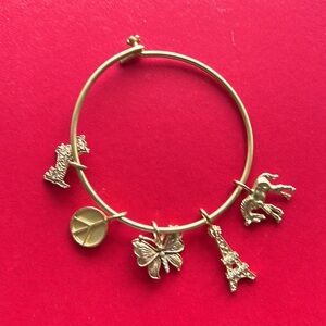 EXPANDABLE GOLD TONE BANGLE BRACELET WITH FIVE CHARMS